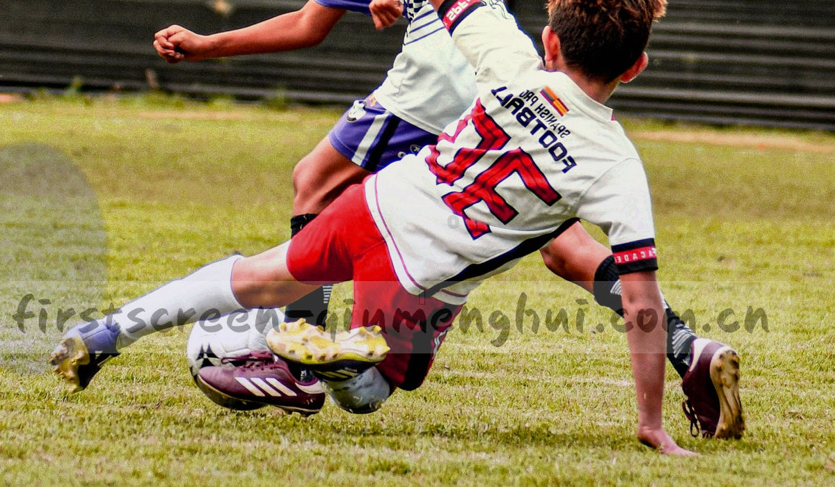 夜色中滨海城市天际线的抽象几何图